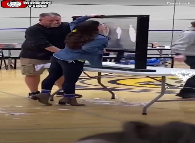 Video :Students and adults participate in a disgusting licking game at a school in Washington!